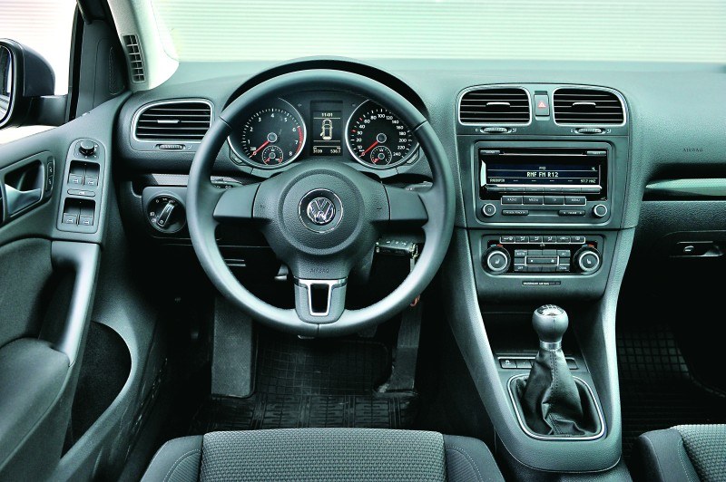 Volkswagen Golf - klasyczny styl i nienaganna jakość wykończenia. /Motor
