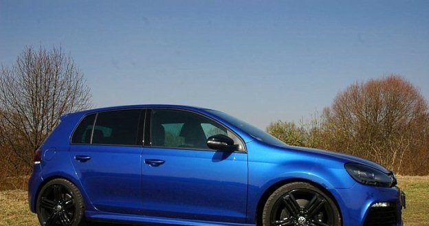 Volkswagen golf R - potężne koła, nakładki na progi i zmieniony zderzak /INTERIA.PL