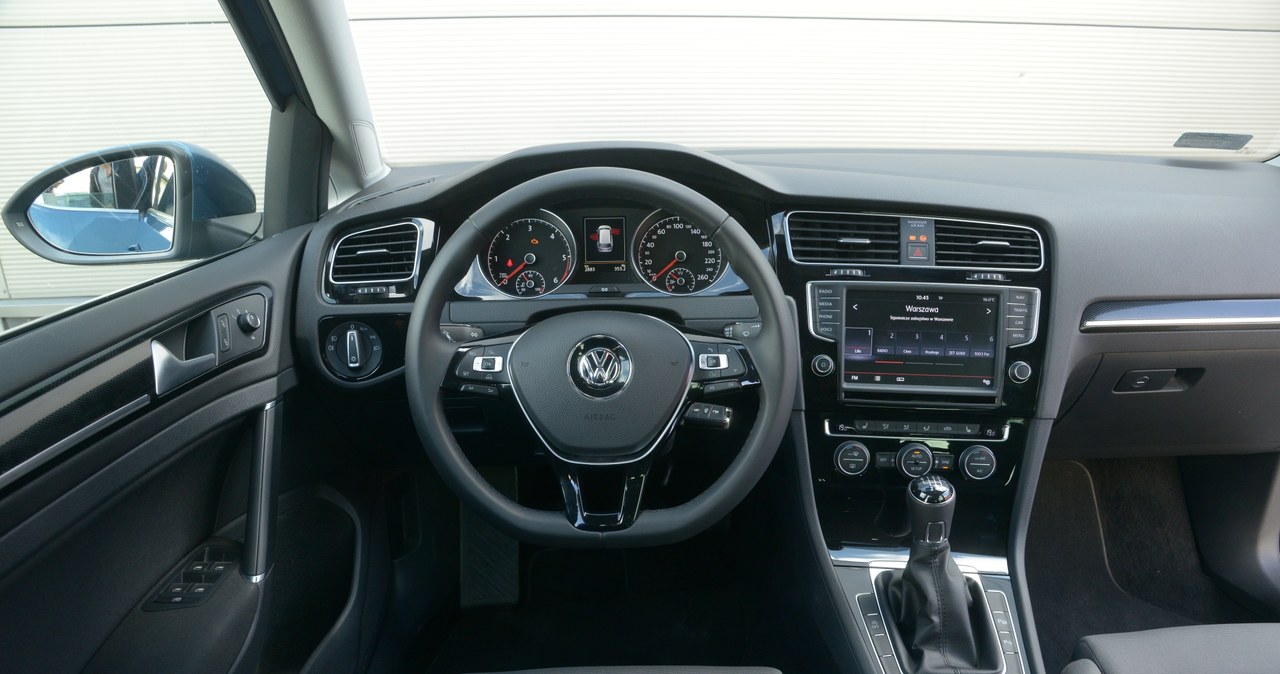 Volkswagen Golf Variant 2.0 TDI Highline: sztuka stworzenia deski rozdzielczej prezentującej się bardziej elegancko niż w Octavii udała się. Modna fortepianowa czerń robi świetne wrażenie... póki nie ma na niej setek śladów palców. /Motor