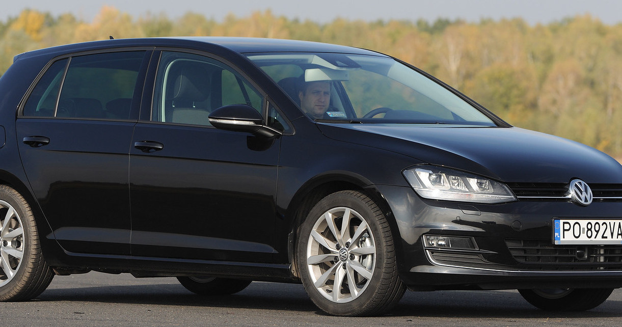 VOLKSWAGEN GOLF VII (od 2012 r.), polecane wersje: 1.2 TSI, 1.4 TSI. Diesle są drogie i zaawansowane technicznie. Warto się skusić na: 1.2 TSI/105 KM lub 1.4 TSI/122-140 KM. /Motor