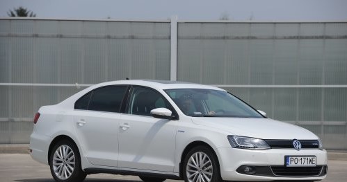 Volkswagen Jetta Hybrid /Auto Moto