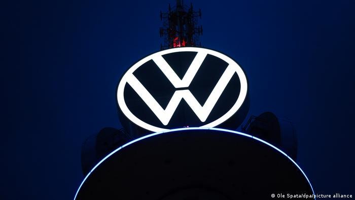 Volkswagen mocno wchodzi w biznes e-samochodów i szuka partnerów i lokalizacji dla sześciu europejskich fabryk baterii /Deutsche Welle