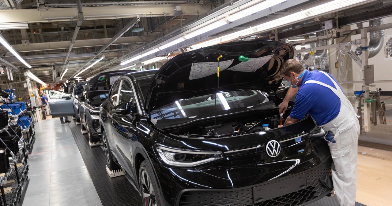 Volkswagen może sprzedawać więcej samochodów niż jest w stanie wyprodukować /Getty Images