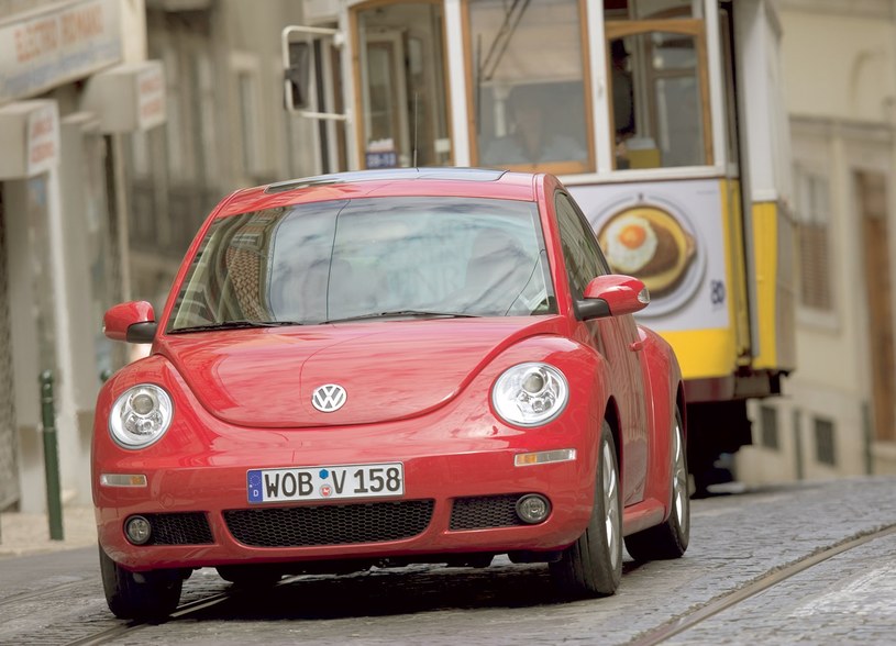 Volkswagen New Beetle - jednen z najmniej praktycznych Volkswagenów ostatnich 30-lat. Takim autem jeździ polska minister klimatu i środowiska /Informacja prasowa