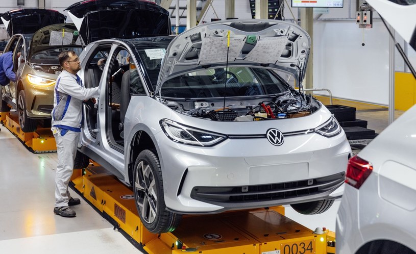 Volkswagen ogranicza liczbę zmian w swoim zakładzie produkującym auta elektryczne. /materiały prasowe