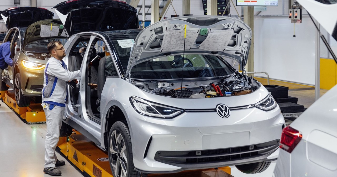 Volkswagen ogranicza liczbę zmian w swoim zakładzie produkującym auta elektryczne. /materiały prasowe