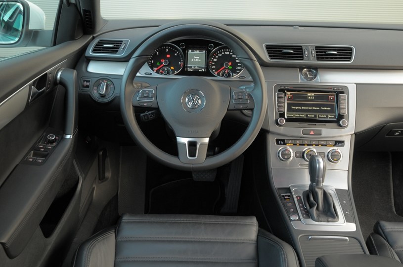 Volkswagen Passat Variant 2.0 TDI Highline: mimo upływu lat, nadal imponuje dopracowaniem detali w kabinie i prostotą obsługi. Ma czytelne zegary i kierownicę nieprzeładowaną przyciskami. System multimedialny – za dopłatą. /Motor