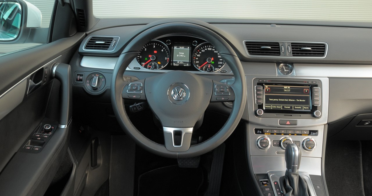 Volkswagen Passat Variant 2.0 TDI Highline: mimo upływu lat, nadal imponuje dopracowaniem detali w kabinie i prostotą obsługi. Ma czytelne zegary i kierownicę nieprzeładowaną przyciskami. System multimedialny – za dopłatą. /Motor