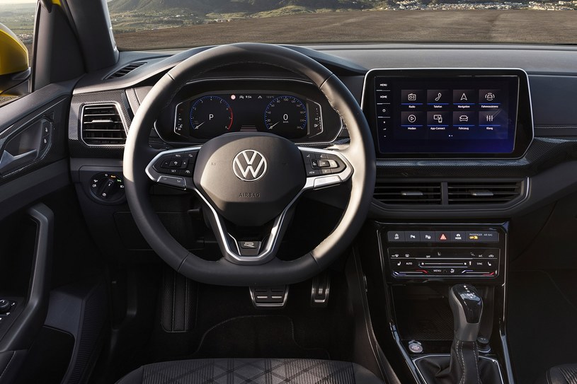 Volkswagen T-Cross po liftingu posiada w standardzie dwa wyświetlacze o przekątnej 8" /Volkswagen /materiały prasowe