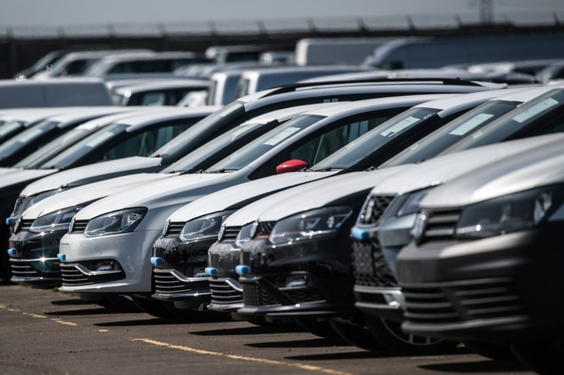 Volkswagen zamierza zrewolucjonizować sposób sprzedaży samochodów /Getty Images