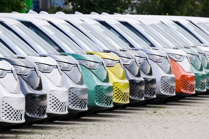 Volkswagen zanotował udany rok 2023 i nie zamierza rezygnować z rozwijania samochodów elektrycznych /AFP