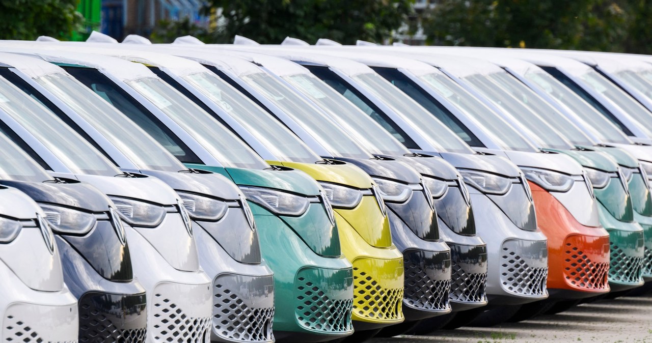 Volkswagen zanotował udany rok 2023 i nie zamierza rezygnować z rozwijania samochodów elektrycznych /AFP