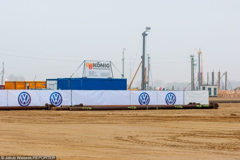 Volkswagen zapewnia, że fabryka powstanie zgodnie z planem /Jakub Walasek /Reporter