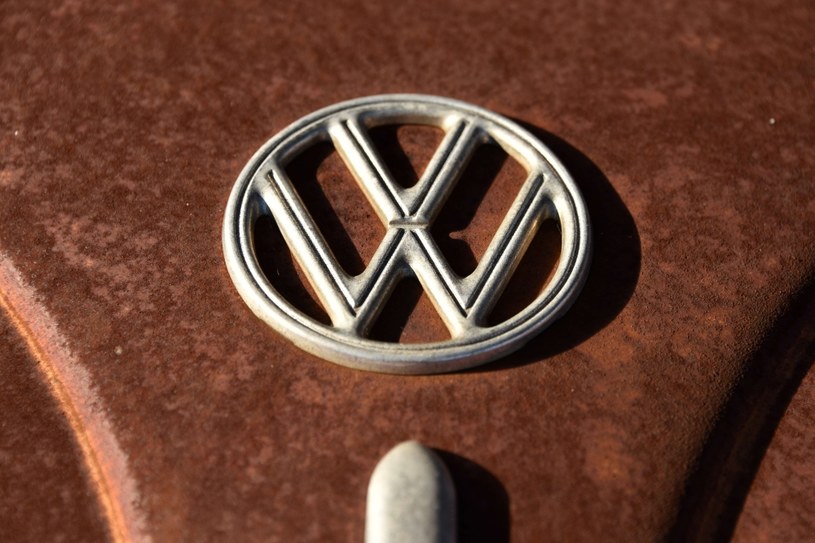 Volkswagen znajduje się pod coraz większą presją /AFP