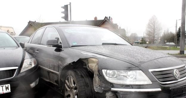 Volkswagen został zatrzymany dopiero w miejscowości Bolesław pod Olkuszem /Policja