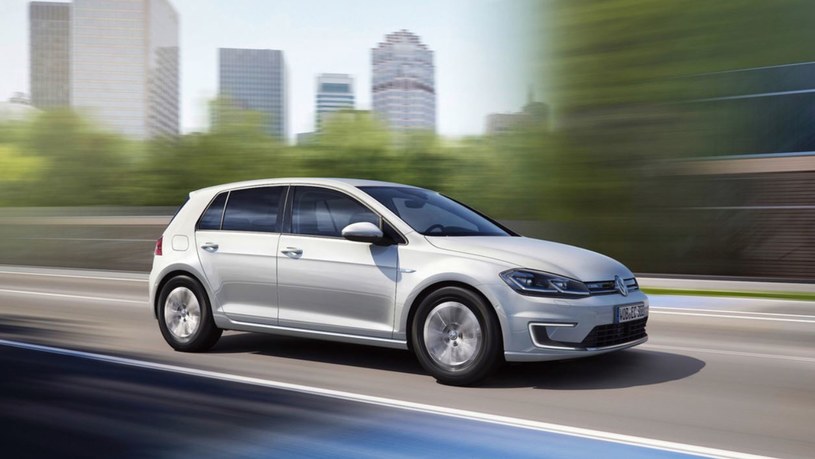 Volkswagena Golfa-e wyróżniają m.in. światła do jazdy dziennej w kształcie litery „C” /.