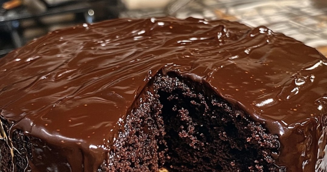 Вологий шоколадний торт з джемом. Рецепт швидкого та простого десерту /Domena publiczna