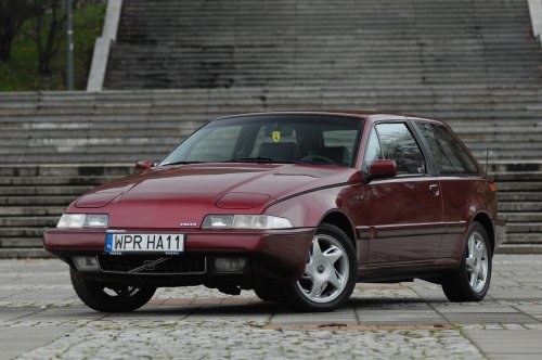 Volvo 480 (1985-1995) w swoim czasie nie cieszyło się powodzeniem. Teraz jest . poszukiwanym youngtimerem. Ceny od 5000 zł. /Motor