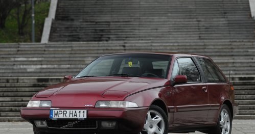 Volvo 480 (1985-1995) w swoim czasie nie cieszyło się powodzeniem. Teraz jest . poszukiwanym youngtimerem. Ceny od 5000 zł. /Motor