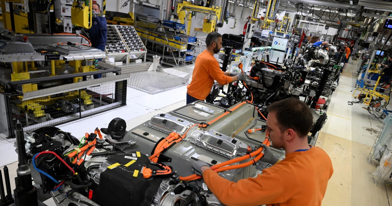 Volvo Cars ogłosił zwolnienie 3 tysięcy pracowników w oddziałach na całym świecie /NICOLAS TUCAT /AFP