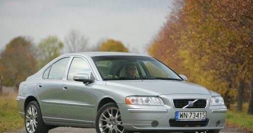 Volvo S60 w 2005 roku przeszło delikatny lifting. /Motor