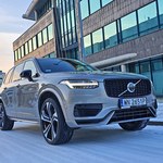 Volvo XC90 T8 Recharge. Ile naprawdę pali hybryda plug-in? 