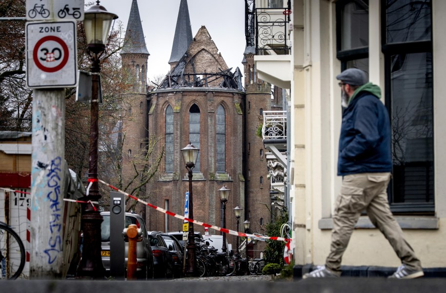 Vondelkerk po pożarze /KOEN VAN WEEL /PAP/EPA