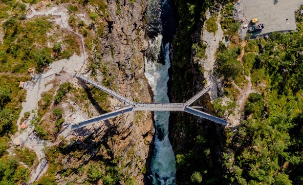 Voringsfossen można podziwiać z kładki. To jeden z najpiękniejszych wodospadów w Norwegii 