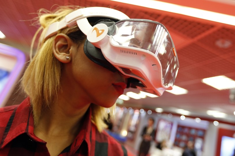 VR zyskuje coraz większą popularność /AFP
