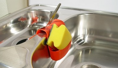 Всипте у злив раковини і неприємний запах зникне. Геніальний спосіб