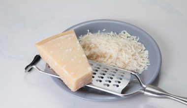 Вважається найкориснішим сиром у світі. Легко засвоюється, низькокалорійний, багатий на вітаміни й мінерали