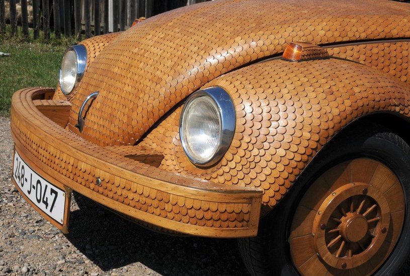 VW Garbus z 1975 roku pokryty jest 20 tysiącami malutkich dębowych łusek /East News