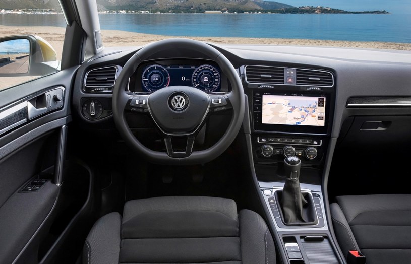 VW Golfa wyposażono w opcjonalny wirtualny kokpit i wiele systemów bezpieczeństwa /materiały prasowe