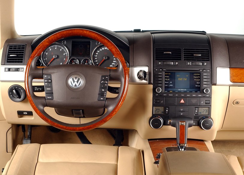 VW Touareg - deska rozdzielcza /Motor
