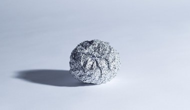 Взимку носіть алюмінієву фольгу в сумочці. Це вирішує одну надокучливу проблему