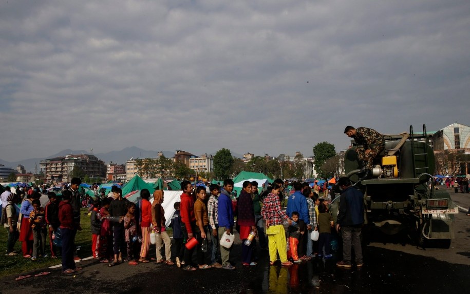 W 10 punktach w mieście potrzebującym są rozdawane namioty i butelki z wodą pitną /Narendra Shrestha /PAP/EPA