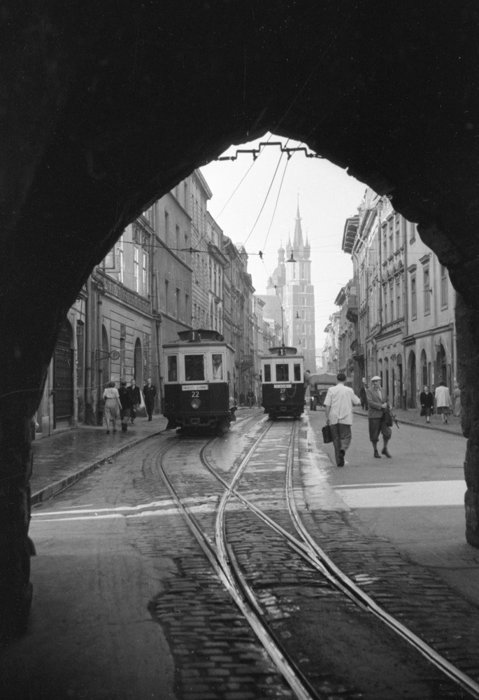 W 1950 r. przez Bramą Floriańską prowadziły tory tramwajowe. Podłoże ulicy w tym miejscu trzeba było obniżyć, aby wozy mogły się zmieścić /Roman Wionczek /East News