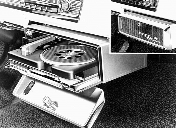 W 1956 roku Chrysler wprowadził samochodowe odtwarzacze małych płyt gramofonowych /Daimler Chrysler /materiały prasowe