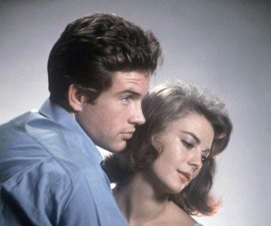 W 1961 roku brawurowo zadebiutował w teatrze - rolą w "Rzymskiej wiośnie pani Stone" Tenneesse Williamsa, oraz w kinie - w "Wiosennej bujności traw" Elii Kazana (na zdjęciu, z Natalie Wood). Szybko zdobył pozycję jednego z czołowych hollywoodzkich amantów.

 