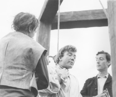 W 1963 roku Finney zagrał w ekranizacji klasycznej powieści Henry'ego Fieldinga "Tom Jones". Kreacja tytułowego bon-vivanta i awanturnika przyniosła aktorowi pierwszą nominację do Oscara. Niestety, tak jak jego bohater zakończył żywot na stryczku, tak też zakończyły się dla Finneya marzenia o pozłacanej statuetce...