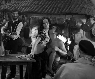 W 1969 roku zagrała czarującą i seksowną tancerkę w tawernie w „Ucieczce”, pierwszej części wojennej komedii „Jak rozpętałem II wojnę światową” w reżyserii Tadeusza Chmielewskiego. Film powstał na podstawie powieści Kazimierza Sławińskiego „Przygody kanoniera Dolasa”. 26-letnia wówczas Elżbieta Starostecka
zachwycała na ekranie urodą.