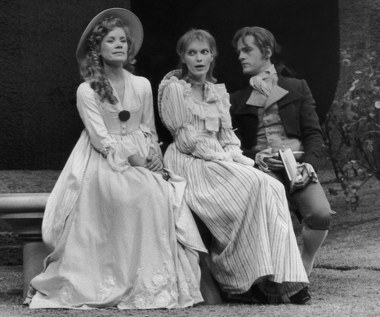 W 1971 roku Mia Farrow została pierwszą amerykańską aktorką w historii, która dołączyła do zespołu prestiżowej Royal Shakespeare Company. Jej pierwszą rolą na  scenie Royal Albert Hal była kreacja Joanny D'Arc w sztuce "Jeanne d'Arc au bûcher". 

Aktorka zaczęła też występować w europejskich produkcjach filmowych. Mogliśmy ją oglądać m.in. w brytyjskim thrillerze Richarda Fleischera "Nie widząc zła" (1971) oraz francuskiej czarnej komedii "Dr. Popaul" (1972), gdzie partnerowała Jeanowi-Paulowi Belmondo.