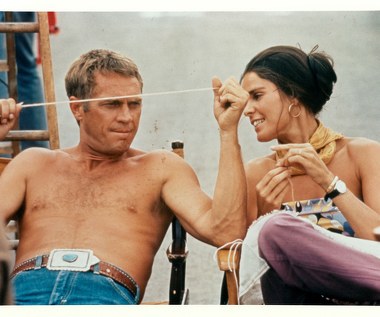 W 1972 roku na planie "Ucieczki gangstera" Sama Peckinpaha McQueen poznał Ali McGraw, która rok później została jego żoną. Małżeństwo gwiazdorskiej pary przetrwało jednak tylko 5 lat, mimo iż aktor twierdził, że McGraw była największą miłością jego życia. Zaborczy McQueen przyblokował karierę żony, nie zgadzał się na na proponowane jej role, bywał też despotą w codziennym życiu - codziennie o tej samej godzinie oczekiwał od swej żony obiadu, który spożywał samotnie na kanapie. "Oszalałam na jego punkcie, miałam obsesję, byłam od niego uzależniona, oddychałam nim, nie było miejsca na mój własny oddech" - przyznała po latach aktorka.
 