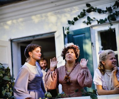 W 1977 r. wcieliła się w postać Heleny Stawskiej w serialu na podstawie powieści Bolesława Prusa "Lalka". Pojawiła się także w drobnej roli w "Dolinie Issy" (1982) Tadeusza Konwickiego, filmie nakręconym na podstawie powieści Czesława Miłosza.

Po "Nad Niemnem" (1986) Zbigniewa Kuźmińskiego, nakręconym na podstawie powieści Elizy Orzeszkowej, drugoplanowa kreacja Lipińskiej - rola hipochondryczki Emilii Korczyńskiej - na długo pozostała w pamięci widzów.