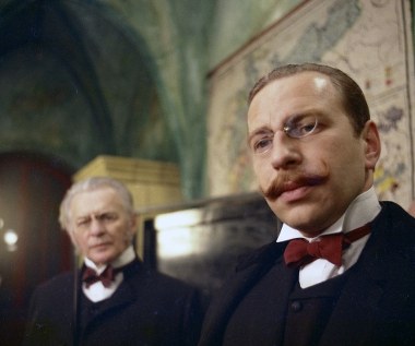 W 1980 roku artysta nakręcił "Wizję lokalną 1901" - rekonstrukcję zdarzeń prowadzących do strajku szkolnego we Wrześni. Za ten obraz otrzymał Nagrodę Główną Jury Festiwalu Polskich Filmów Fabularnych w Gdyni. Srebrnymi Lwami Gdańskimi nagrodzony został film Bajona "Wahadełko" (1984 r.), w którym Janusz Gajos wcielił się w rolę popadającego w szaleństwo Michała Szmanda. 