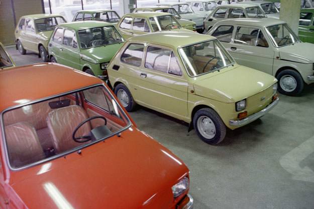 W 1981 r. Fiat 126p kosztował oficjalnie 130 tys. zł. Gdy wprost z placu Polmozbytu trafiał na giełdę samochodową jego cena wzrastała do 200 tys. zł /East News