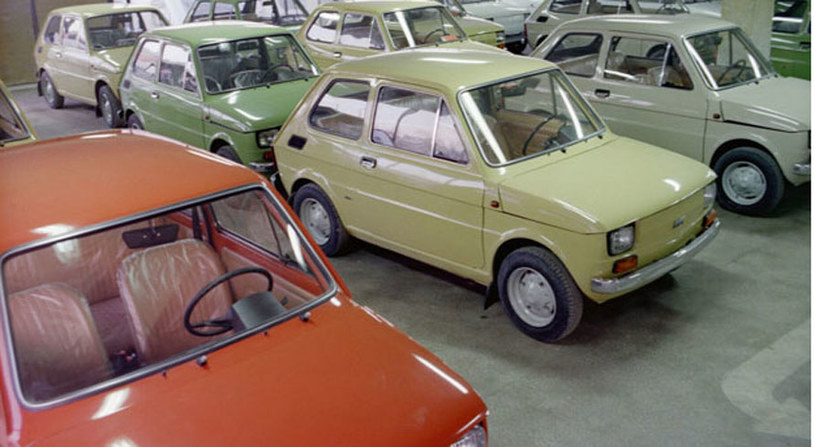 W 1981 r. Fiat 126p kosztował oficjalnie 130 tys. zł. Gdy wprost z placu Polmozbytu trafiał na giełdę samochodową jego cena wzrastała do 200 tys. zł /East News W 1981 r. Fiat 126p kosztował oficjalnie 130 tys. zł. Gdy wprost z placu Polmozbytu trafiał na giełdę samochodową jego cena wzrastała do 200 tys. zł