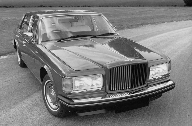 W 1982 roku Bentley wprowadził turbodoładowaną wersję zaprezentowanego dwa lata wcześniej Mulsanne'a. Jednostka - początkowo gaźnikowa, a później zaopatrzona we wtrysk paliwa - generowała moc ponad 300 KM i współpracowała z 3- lub 4-biegowym automatem. Samochód bazował na Rolls-Roysie Silver Spirit. /Bentley