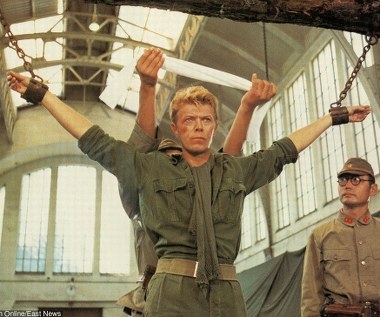 W 1983 roku Bowiego oglądaliśmy na kinowym ekranie w wojennym dramacie Nagisy Oshimy "Wesołych świąt, pułkowniku Lawrence". Piosenkarz wcielił się w postać nowozelandzkiego majora Jacka Celliersa, który trafia do japońskiej niewoli. Na ekranie partnerowali Bowiemu wielki Toshiro Mifune i kompozytor muzyki filmowej Ryuichi Sakamoto. 