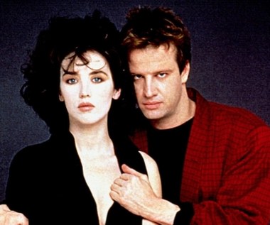 W 1984 roku aktorka zadebiutowała jako wokalistka. Premierowy krążek Adjani "Pull marine" napisany został przez samego Serge'a Gainsbourga, klip do tytułowej piosenki wyreżyserował zaś Luc Besson. Rok później Adjani zagrała z Christopherem Lambertem w jego komediodramacie "Metro", za występ w którym po raz kolejny zgarnęła cezarową nominację.